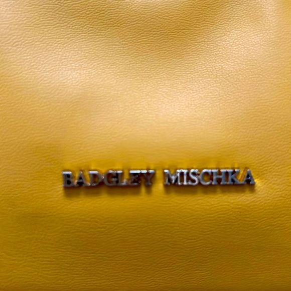 Badgley Mischka Yellow Shoulder/Crossbody Bag Approx. 12 x 10 x 4 - Picture 4 of 17